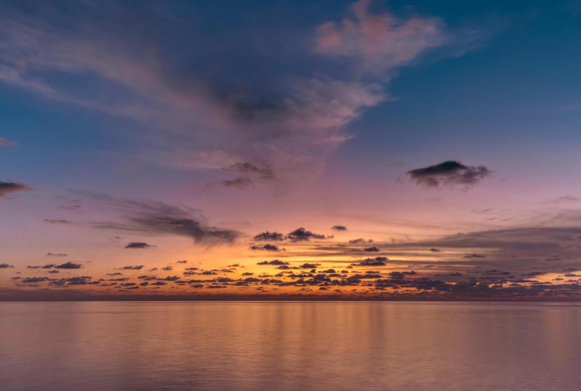 Cinnamon Velifushi Maldives Aarah Island Экстерьер фото Sunset over the Gulf of Naples